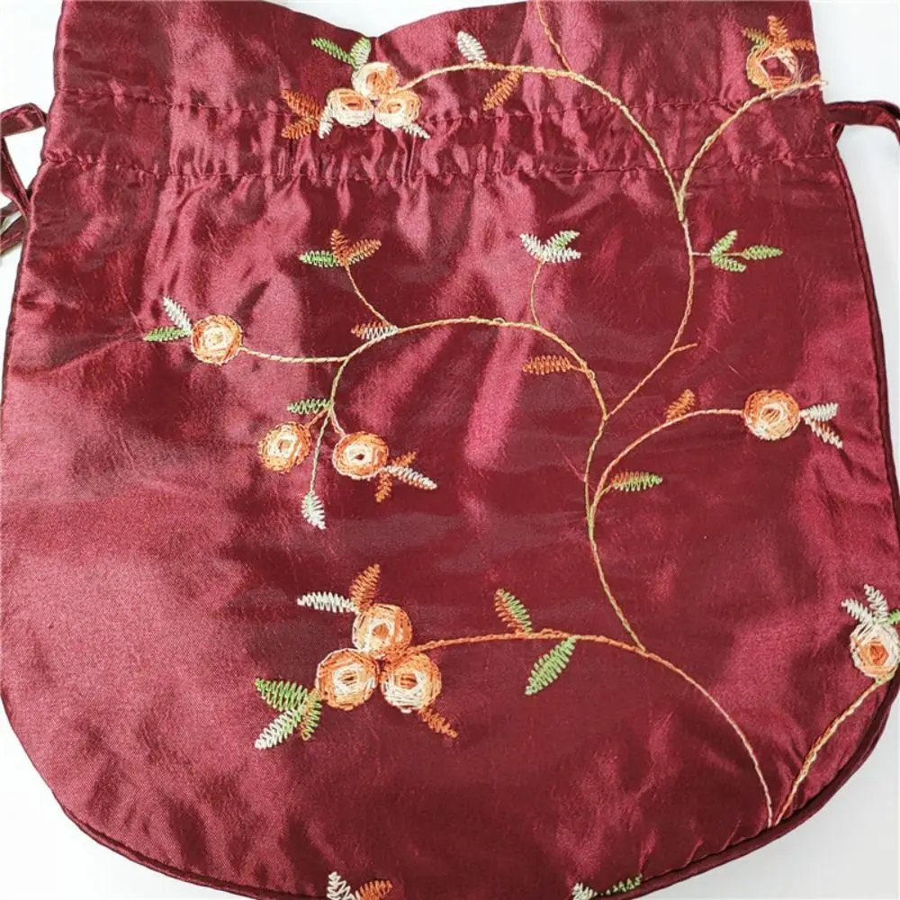 Detalle del bordado floral