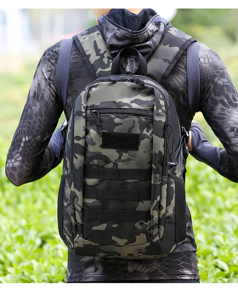 Mochila táctica con sistema Molle lateral para accesorios adicionales