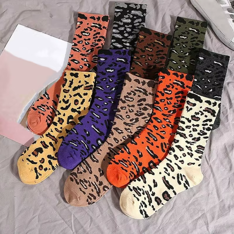 Calcetines de tubo medio con estampado leopardo vista frontal