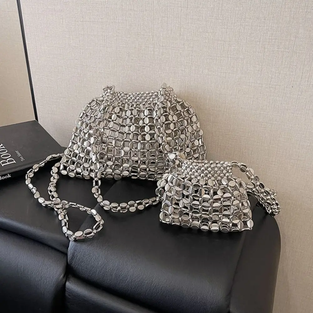 Bolso de noche tejido a mano con cuentas y cadena metálica