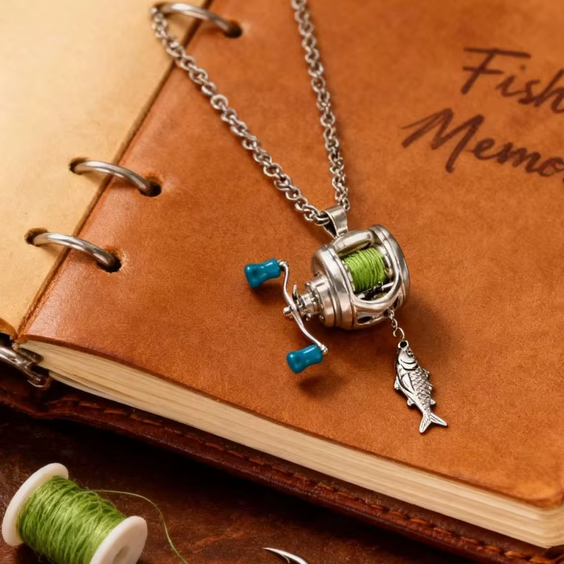 Collar Pescador con Carrete Giratorio y Desmontable – Colgante Plateado - imagen 3