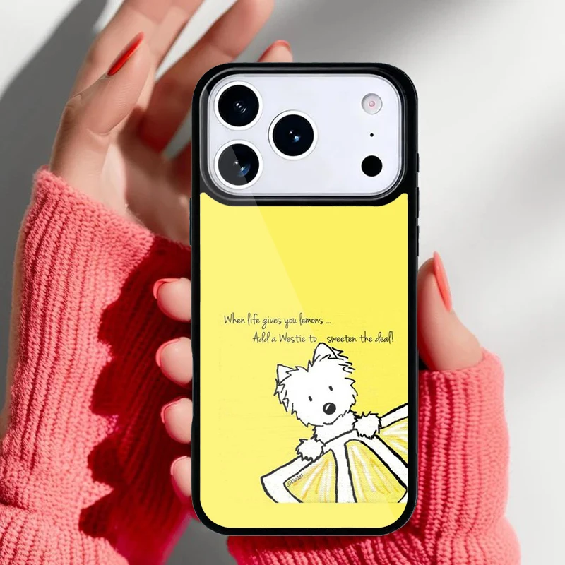 Funda Westie en mano mostrando ajuste en iPhone 14