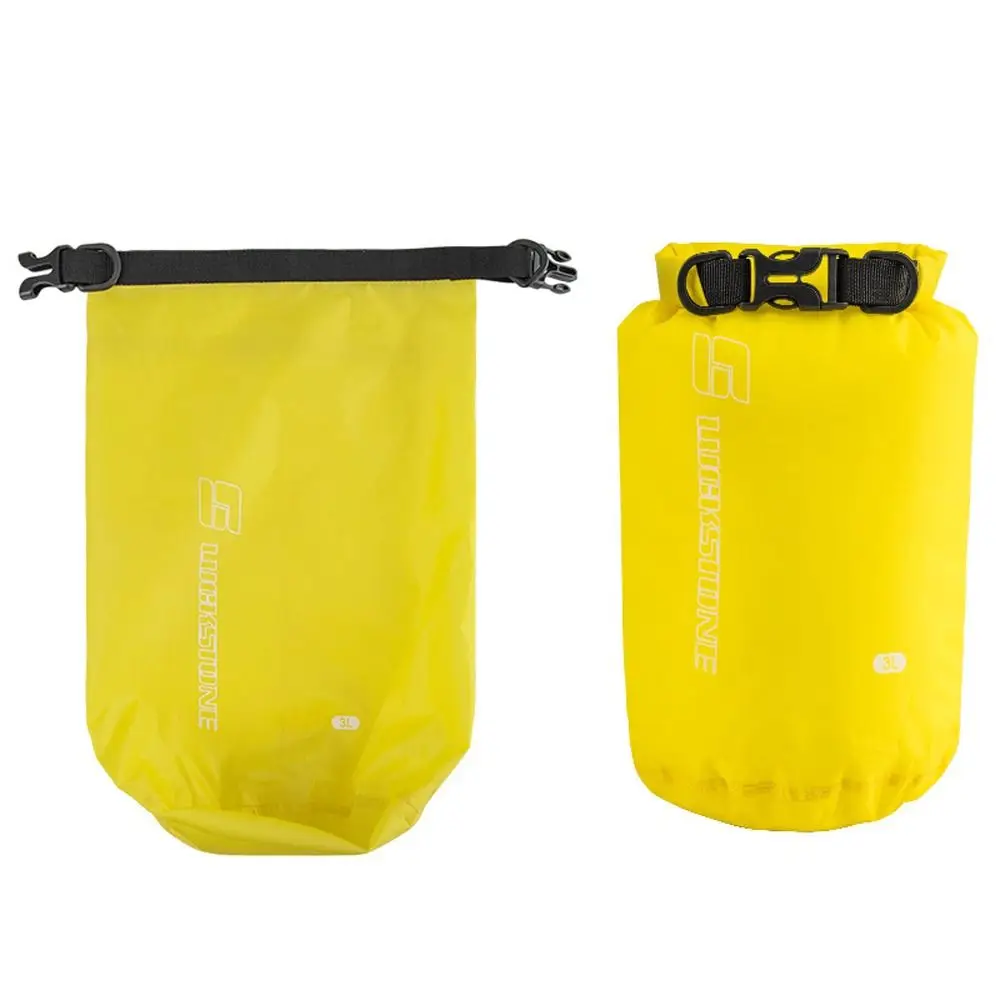Texto alternativo: Bolsa seca en la playa protegiendo pertenencias