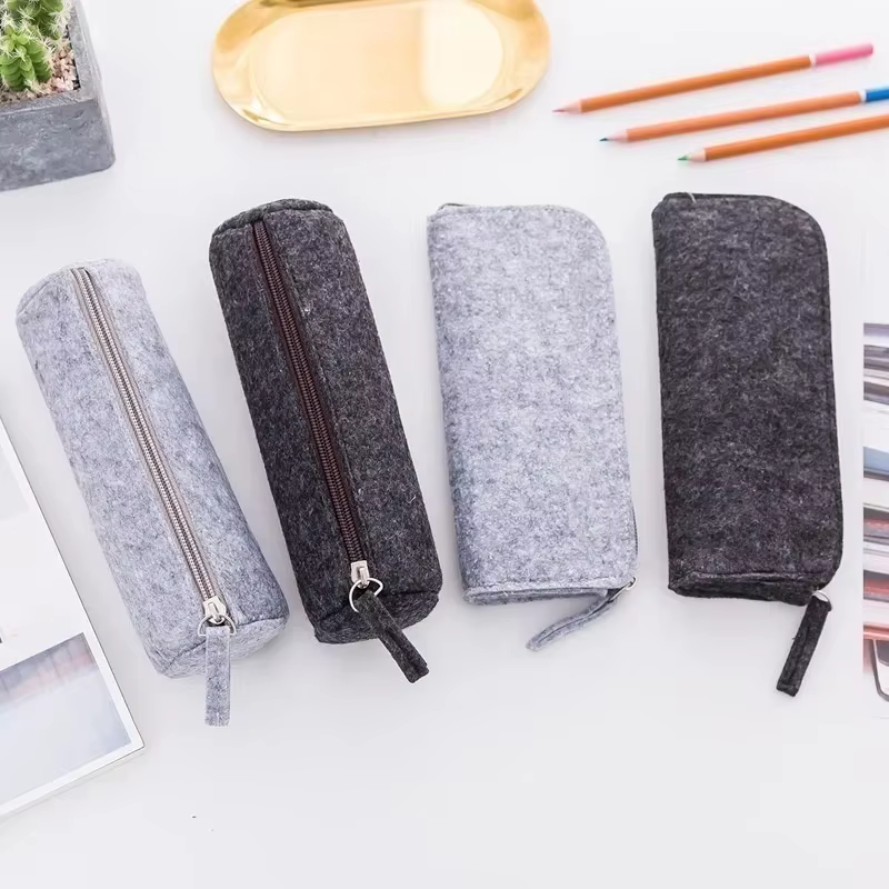 Estuche de Fieltro Retro para Lápices y Bolígrafos – Estampado Vintage con Cremallera - imagen 3