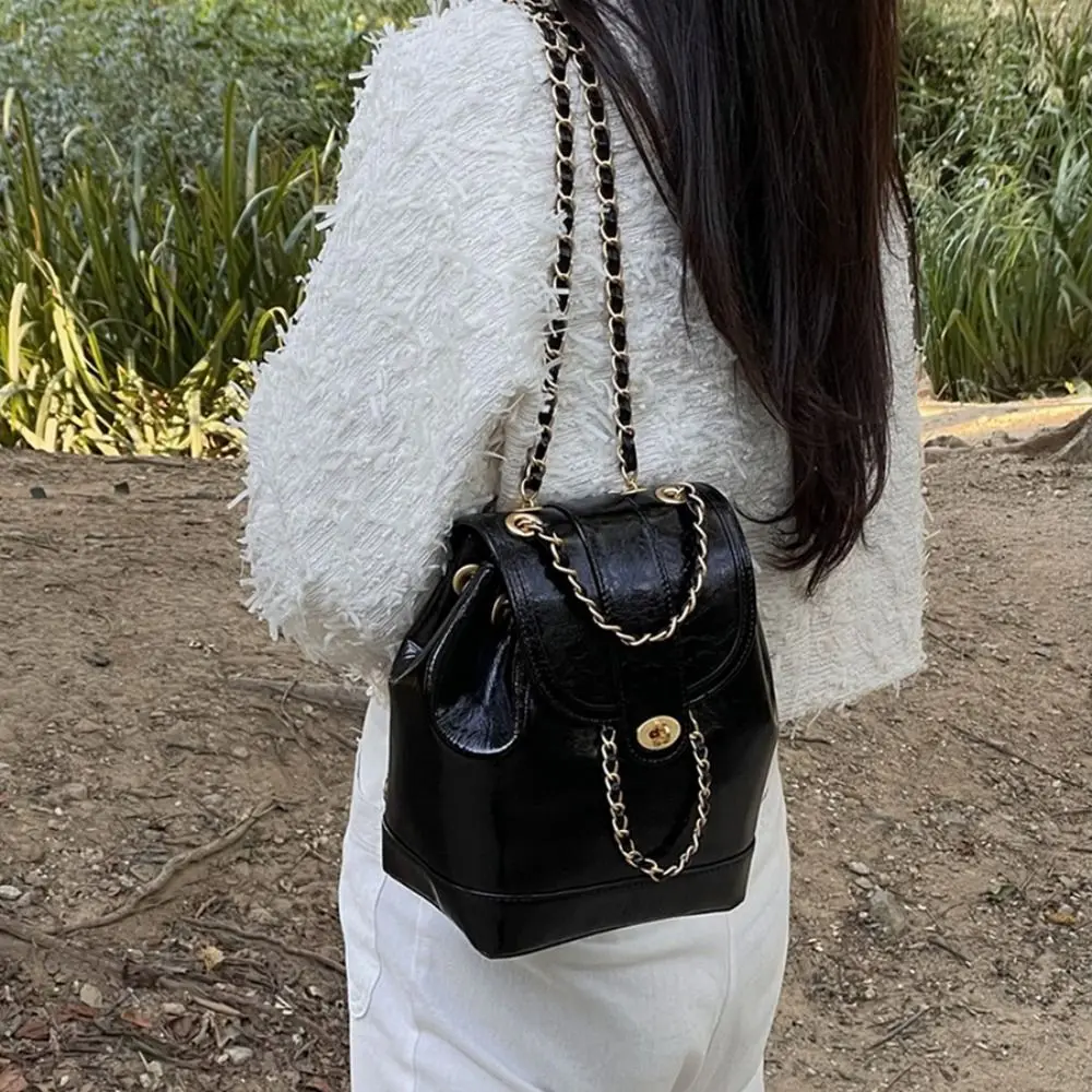 Mochila de cuero con cadena para mujer: ideal en viaje - imagen 4