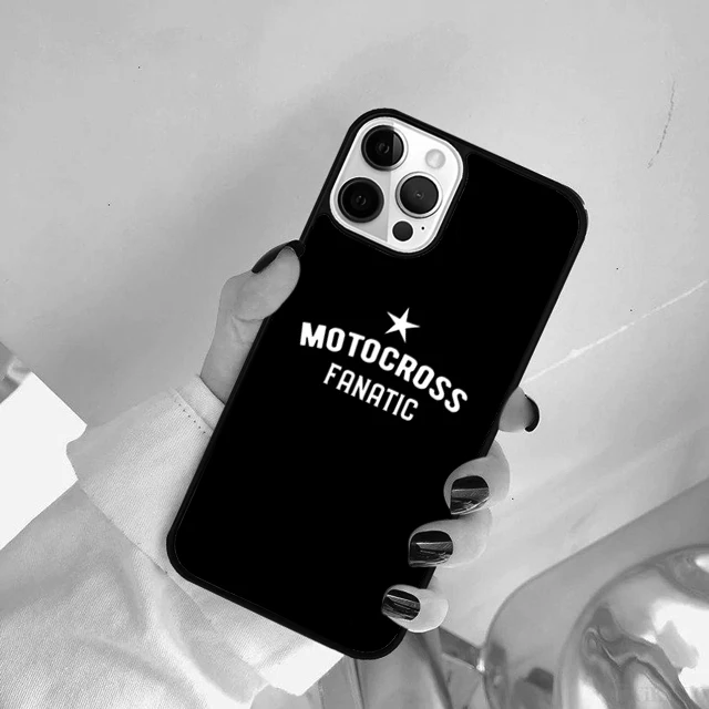 Funda colocada en diferentes modelos de iPhone mostrando compatibilidad