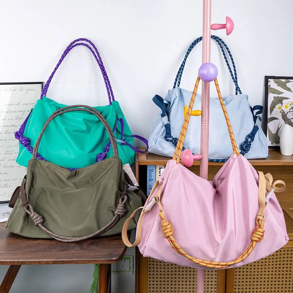 Bolso cruzado con forma rectangular y compartimento