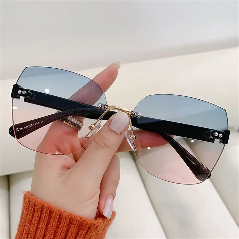 Look retro sin montura con lentes antirreflejantes