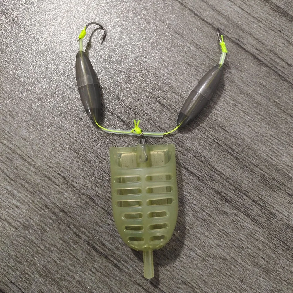 Detalle del tubo termorretráctil sobre el anzuelo