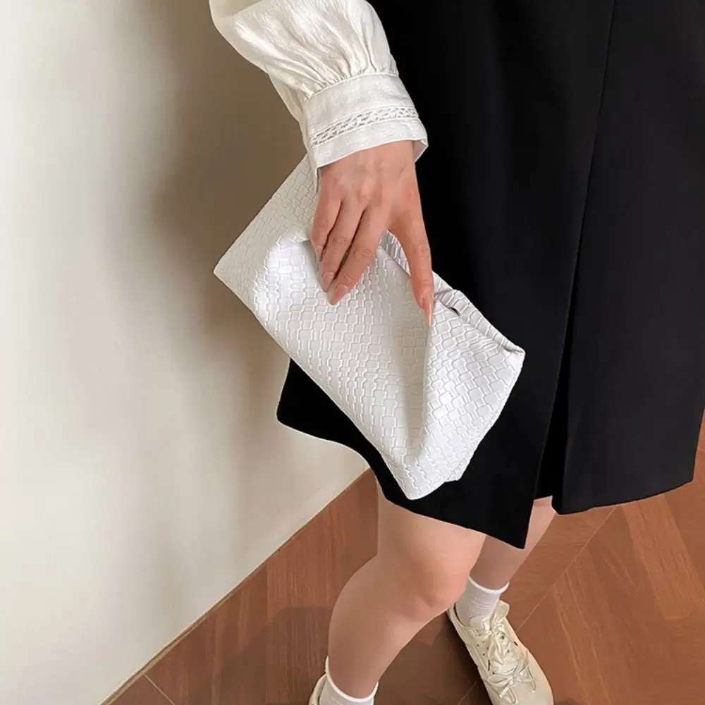 Clutch rojo vino con look nocturno