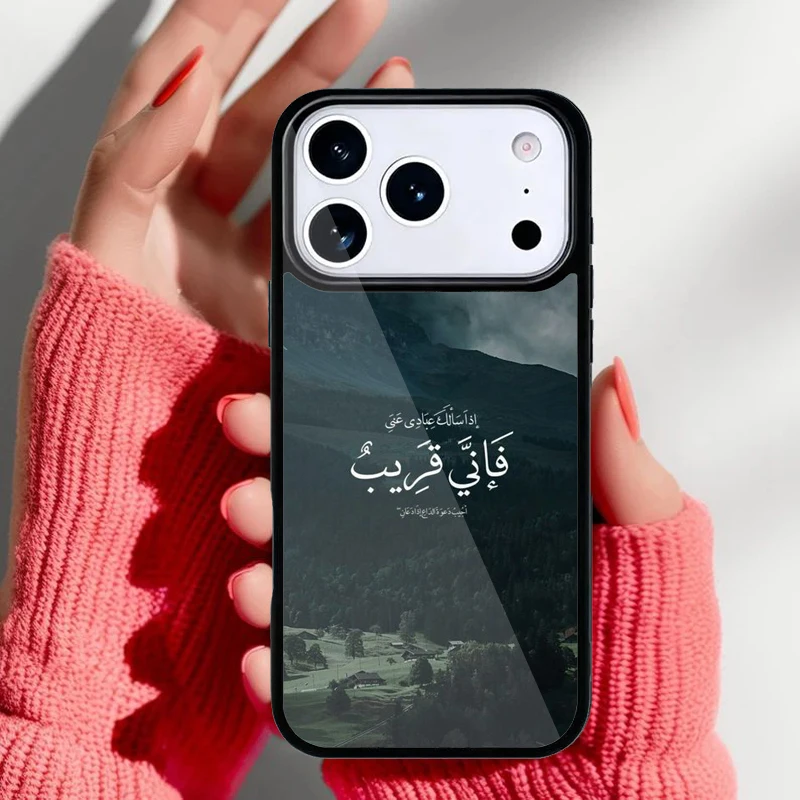 Detalle del diseño con caligrafía islámica en la funda