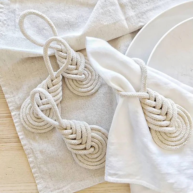 Servilleteros de cuerda de algodón blancos sobre una mesa decorada