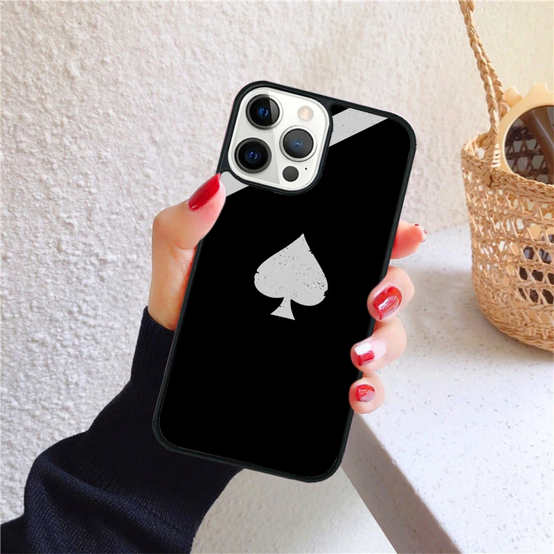 Funda iPhone con diseño surrealista de póker mostrando cartas y figuras artísticas