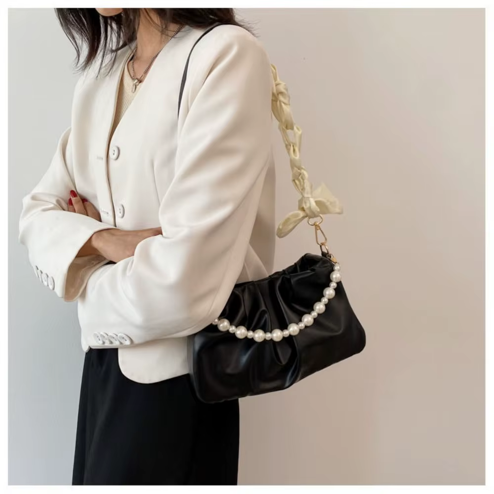 Bolso llevado cruzado en look casual