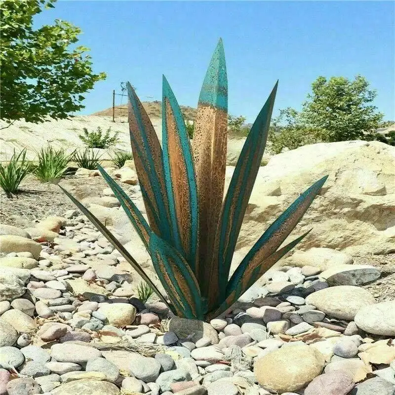 Escultura en entorno de jardín
