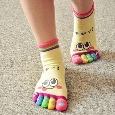 Calcetines de cinco dedos con oso sonriente vista frontal