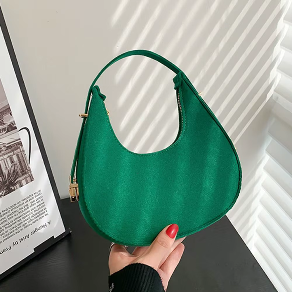 Bolso fieltro cocodrilo abierto mostrando capacidad interna