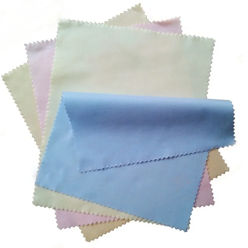 Detalle de los paños para gafas y pantallas