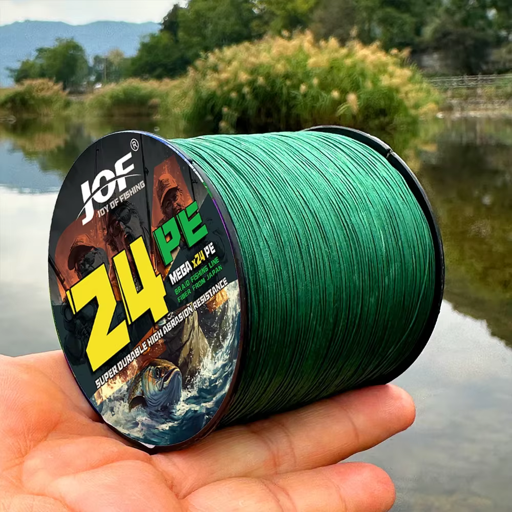 Línea de pesca trenzada enrollada mostrando los colores verde y multicolor disponibles