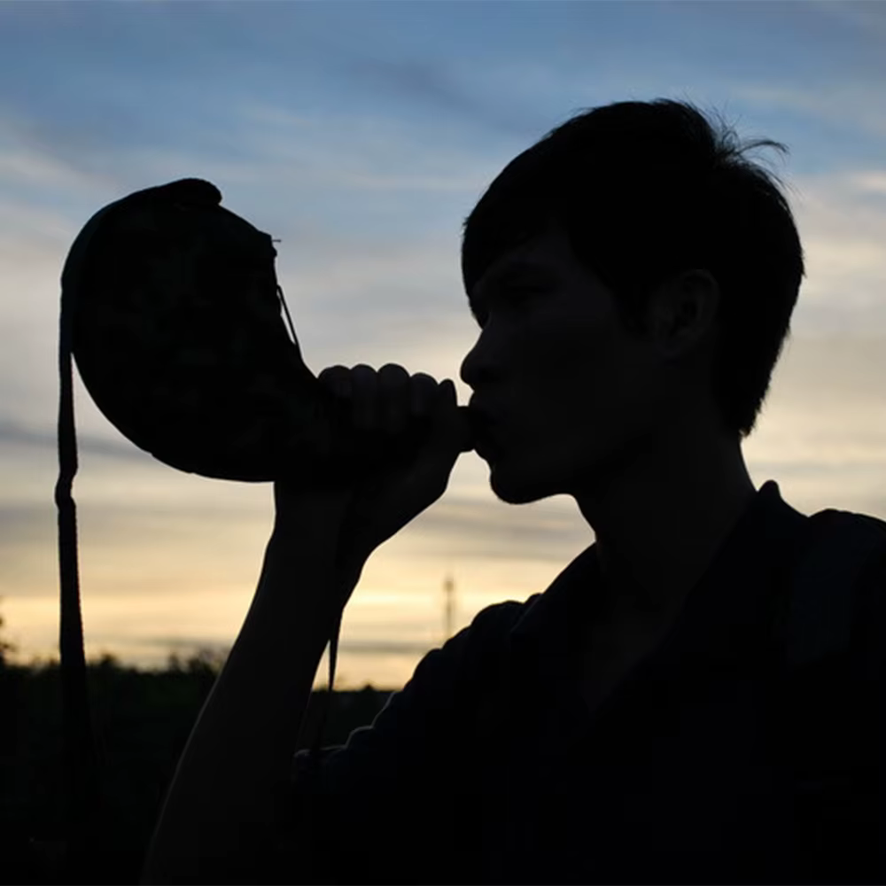 Botella de agua deportiva con correa para senderismo - imagen 3