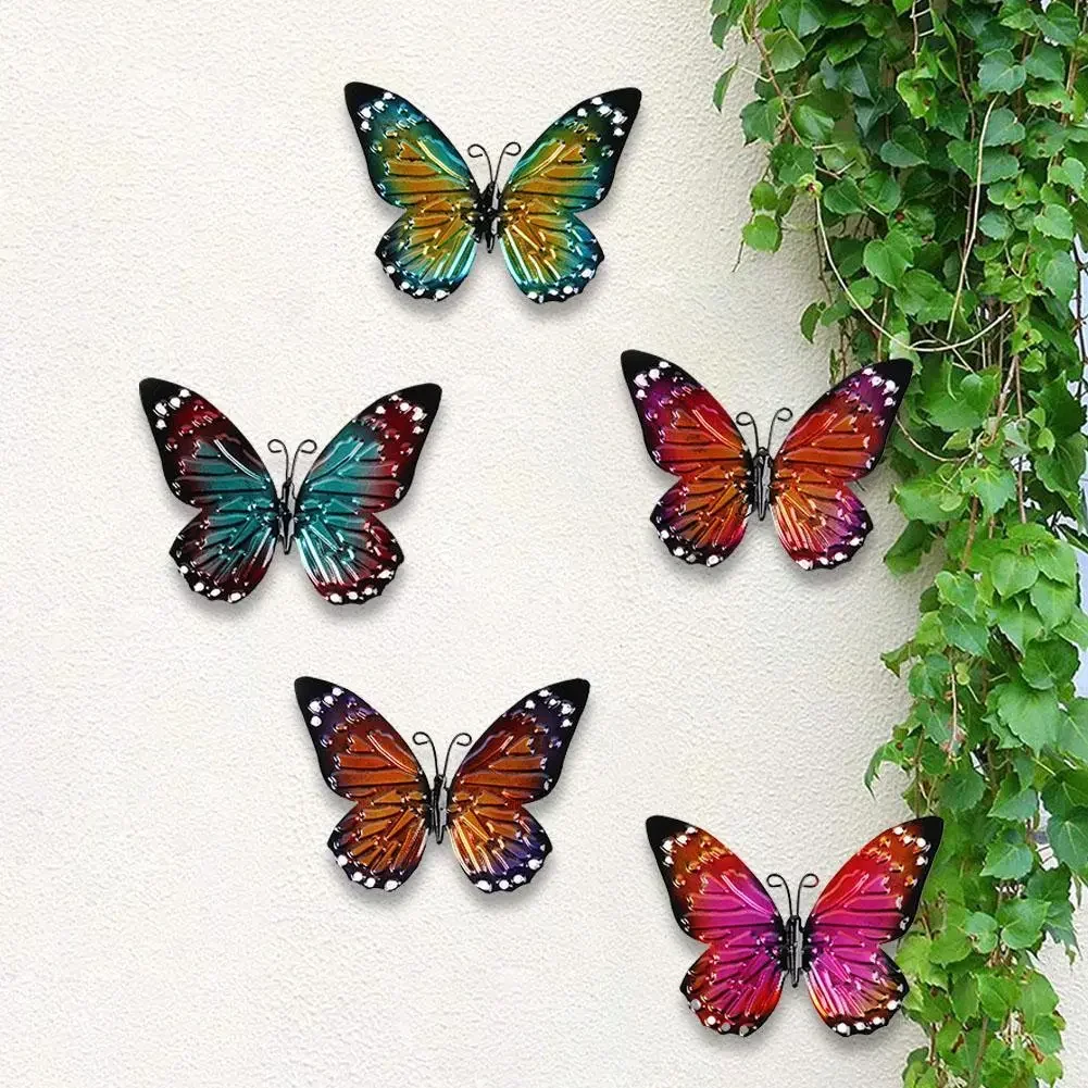 Composición de varias mariposas metálicas en pared