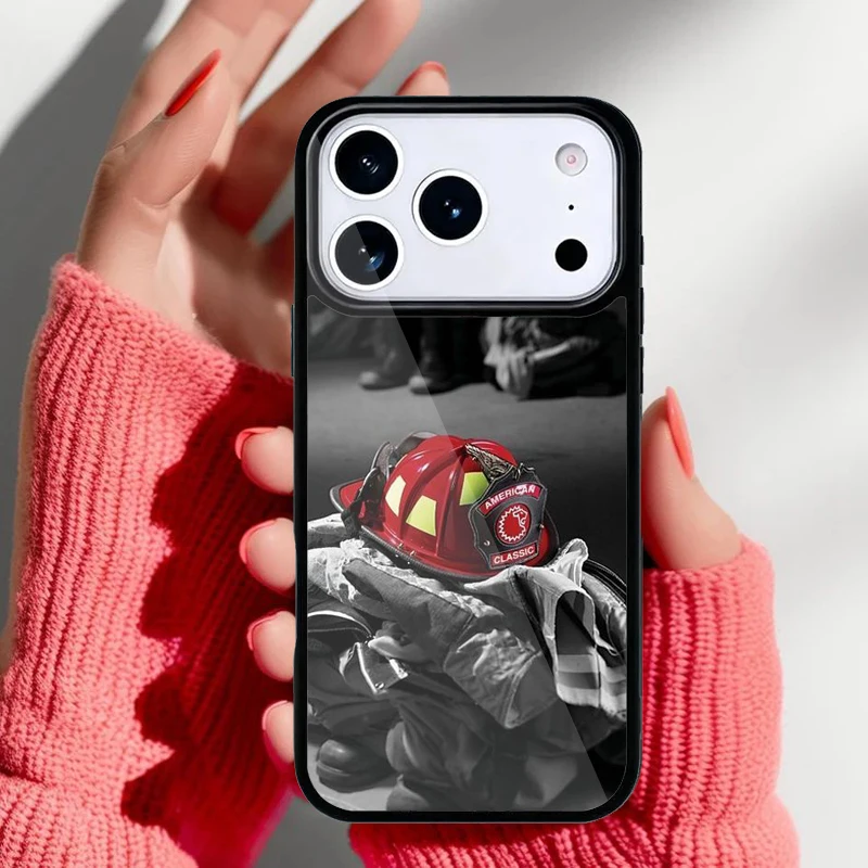 Detalle frontal del diseño con emblema de bombero