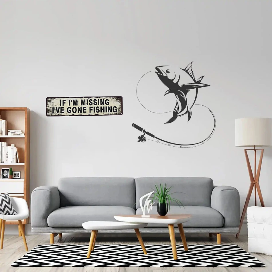 Letrero colocado en una pared de madera estilo cabaña