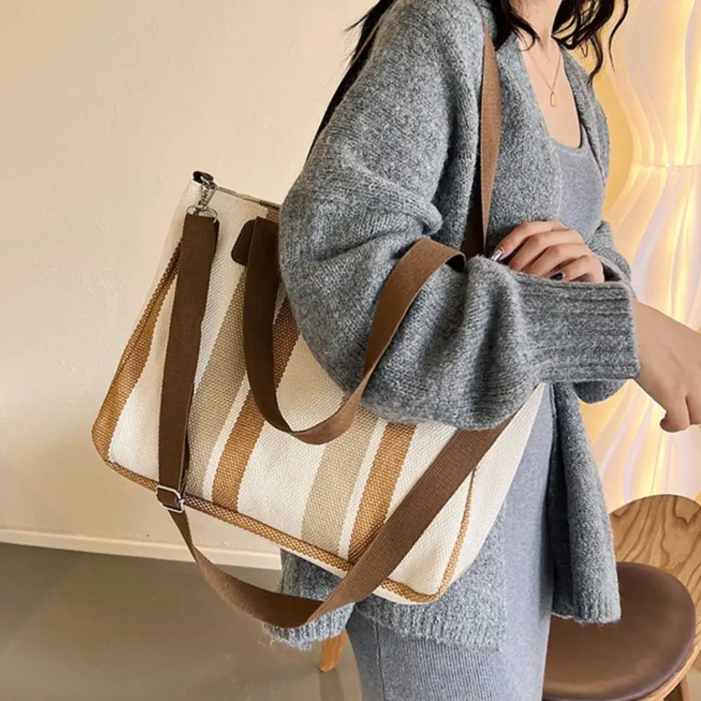 Bolso tote de rayas con correa ajustable y colgante de conejo - imagen 2