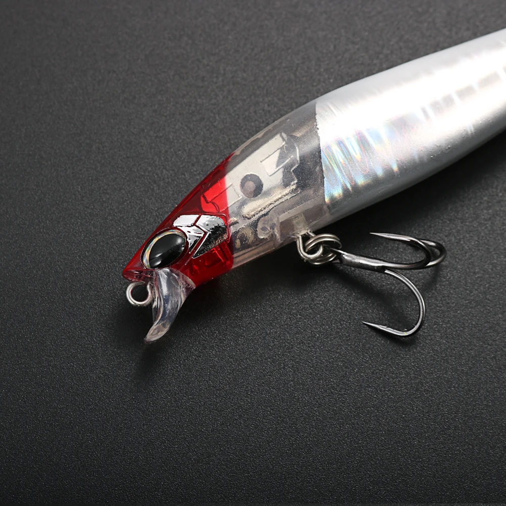 Parte inferior del señuelo minnow con detalle de los anzuelos triples