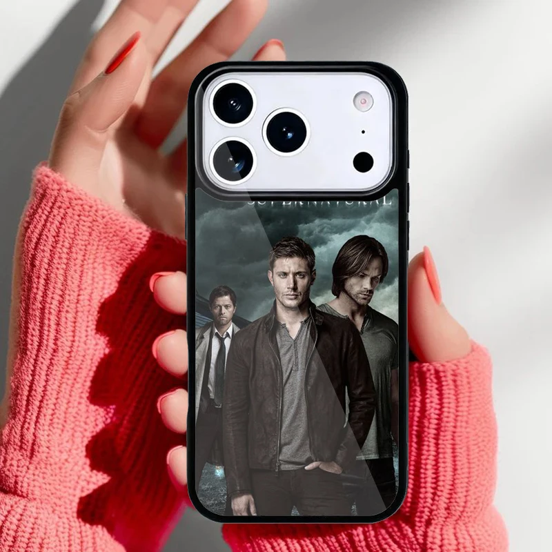 Detalle del diseño con logotipo en la funda