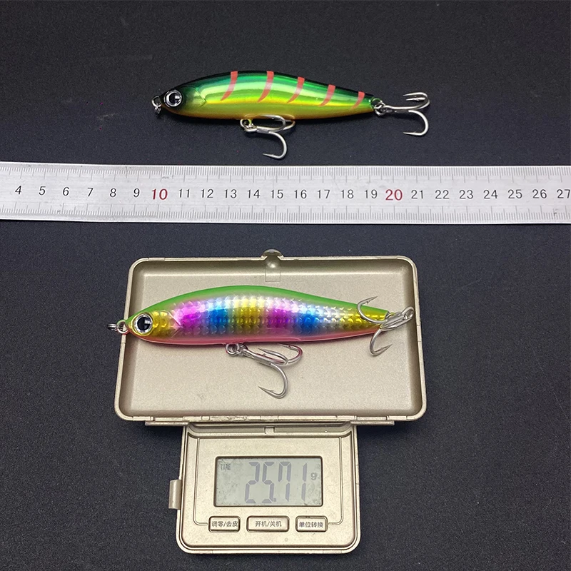 Señuelo tipo lápiz con anzuelos triples y detalles reflectantes