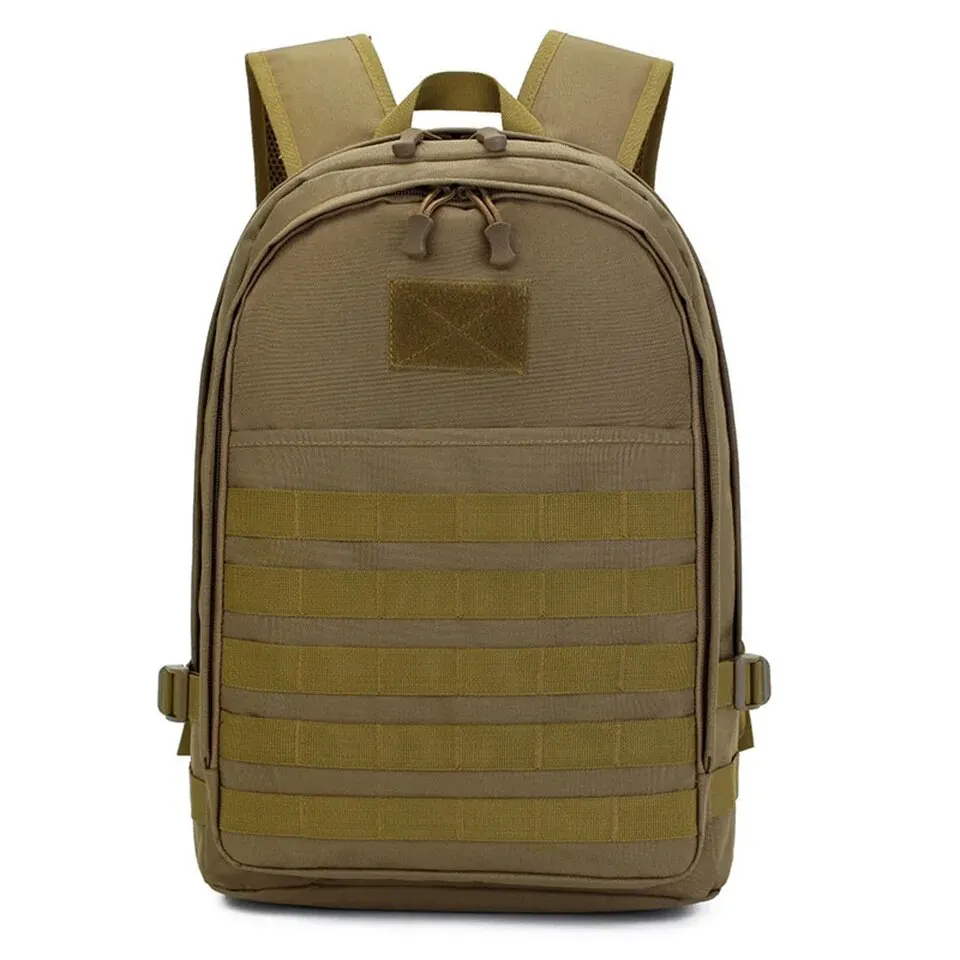 Mochila táctica camuflaje sobre fondo natural