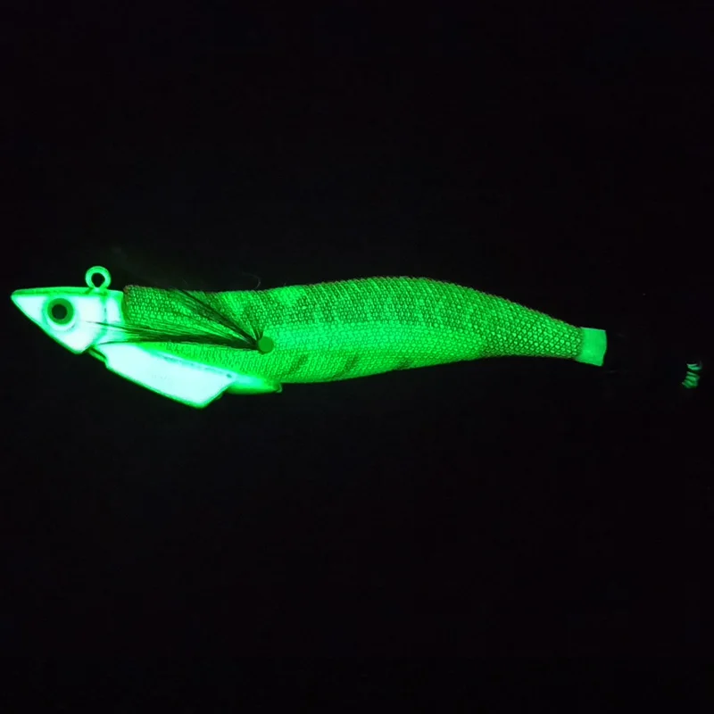 Señuelo luminoso mostrando su brillo en oscuridad