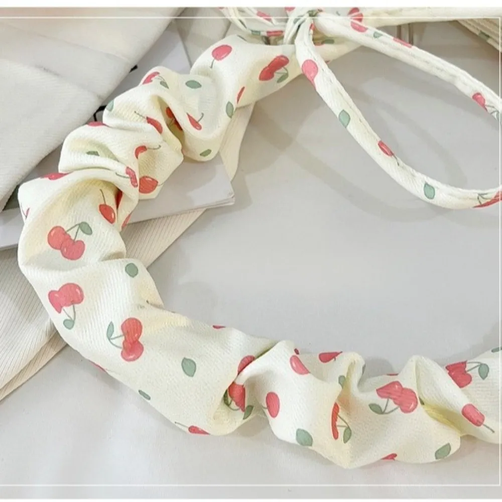 Bolso plisado con motivos florales
