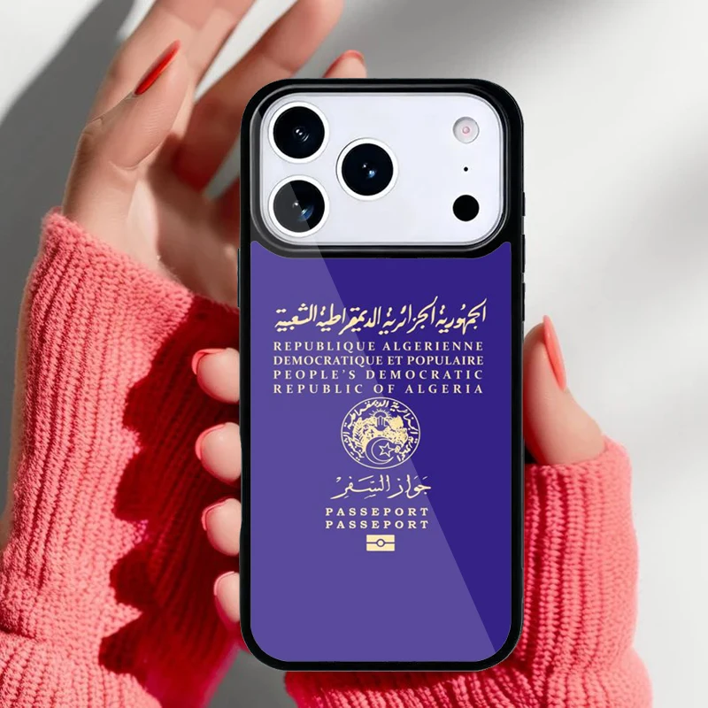 Detalle del diseño de pasaporte ruso en la funda Krajews