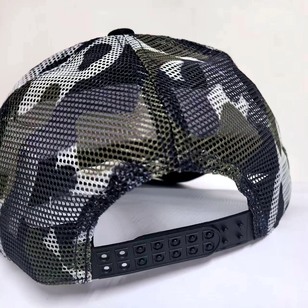 Gorra de pesca usada en entorno natural
