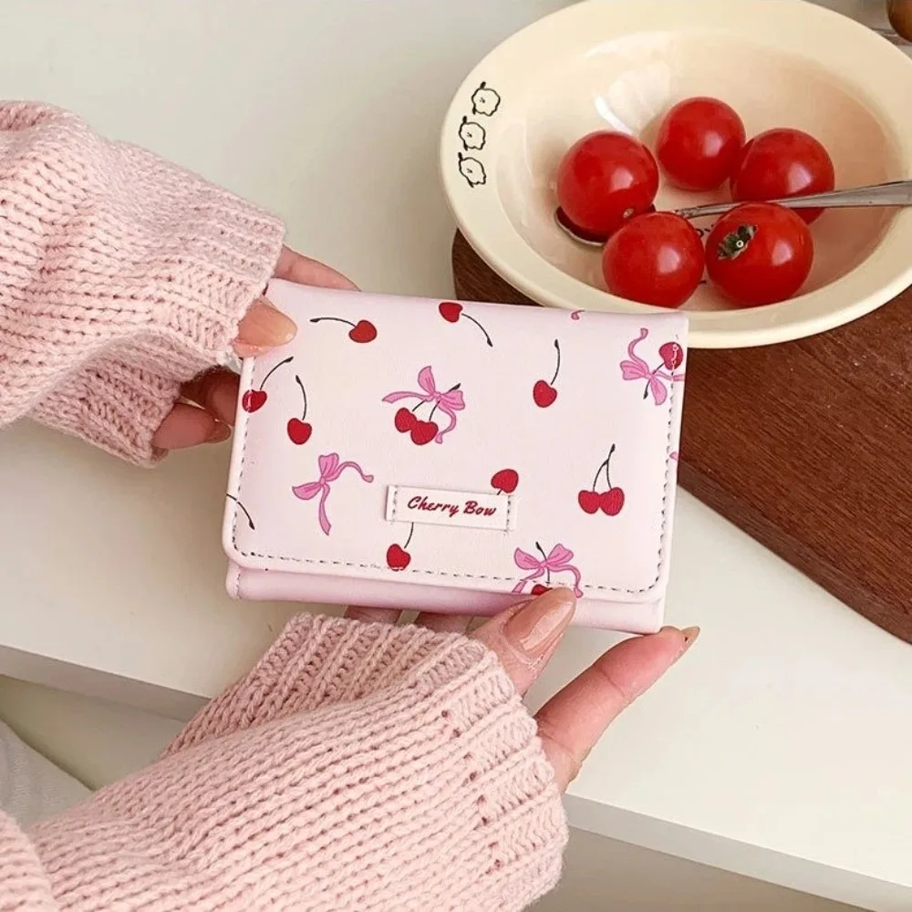 Monedero triple de piel PU con lazo y estampado de cerezas - imagen 3