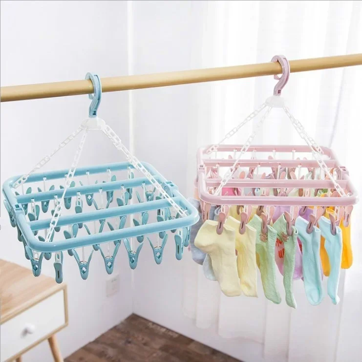 Detalle de las pinzas para sujetar prendas
