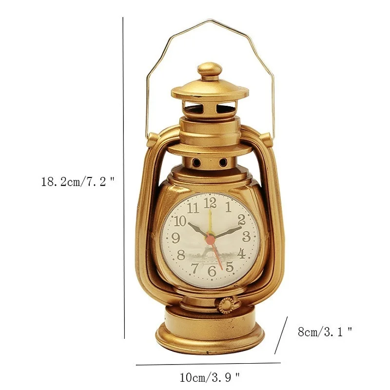 Reloj despertador en contexto de oficina vintage