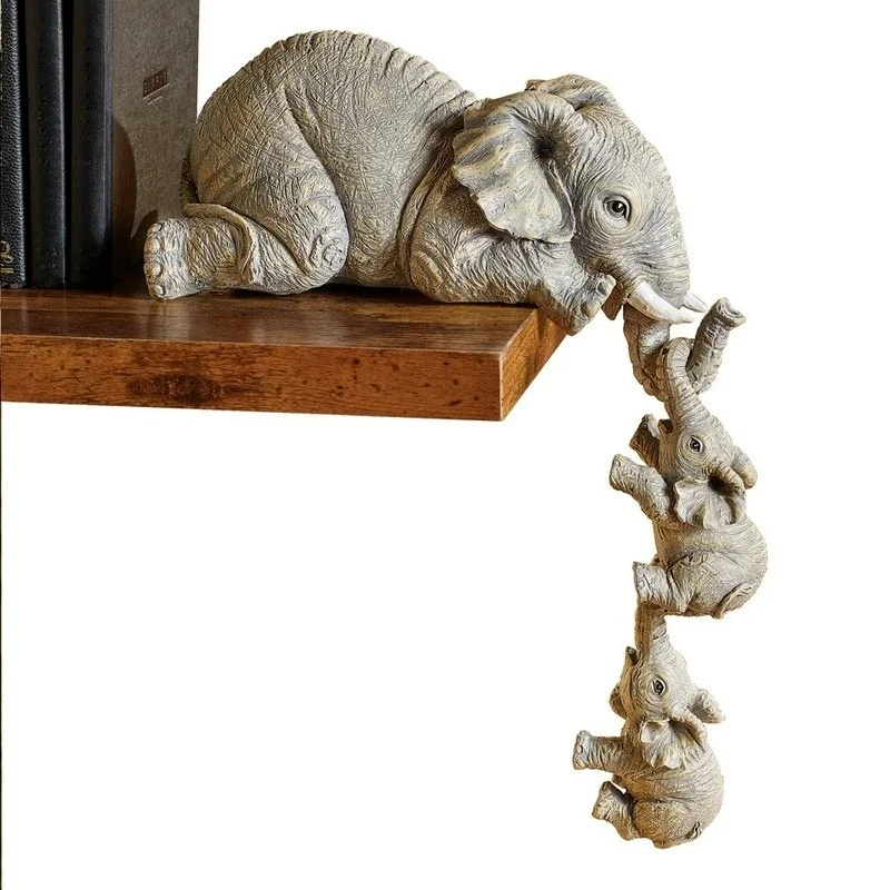 Detalle del elefante bebé colgando del borde