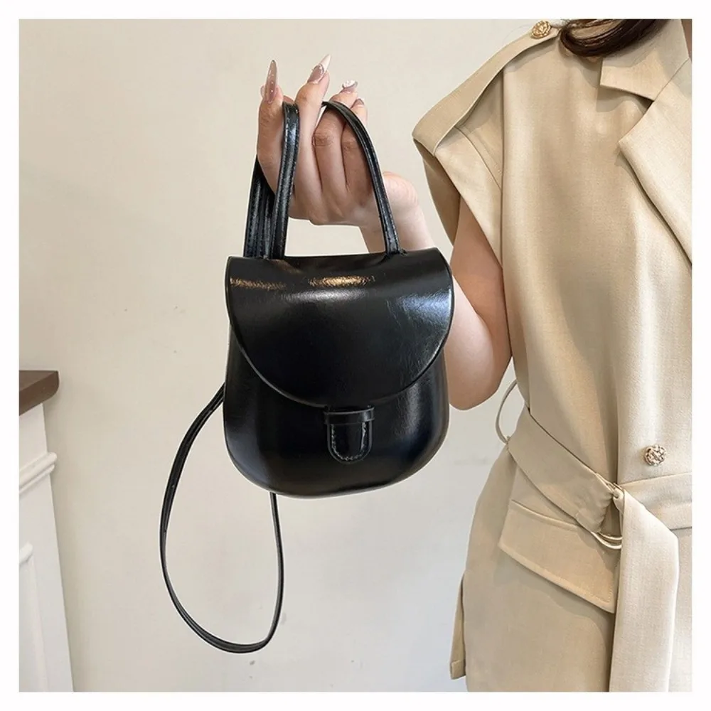 Bolso bandolera vintage de solapa estilo casco caballo en PU - imagen 5