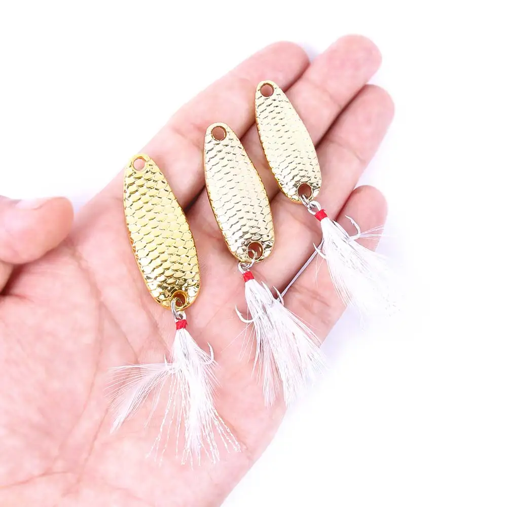 Cuchara de 10 g con detalle del patrón de escamas grabadas