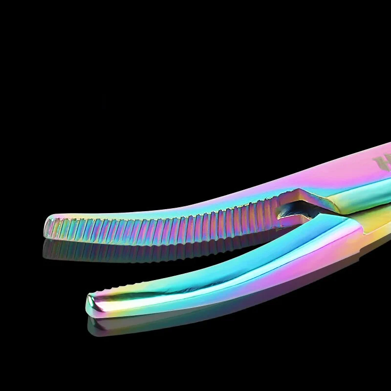 Detalle de las pinzas hemostáticas en acción