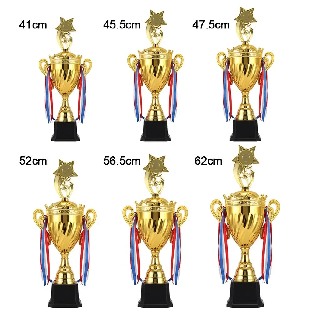 Trofeo dorado de competición en diferentes tamaños