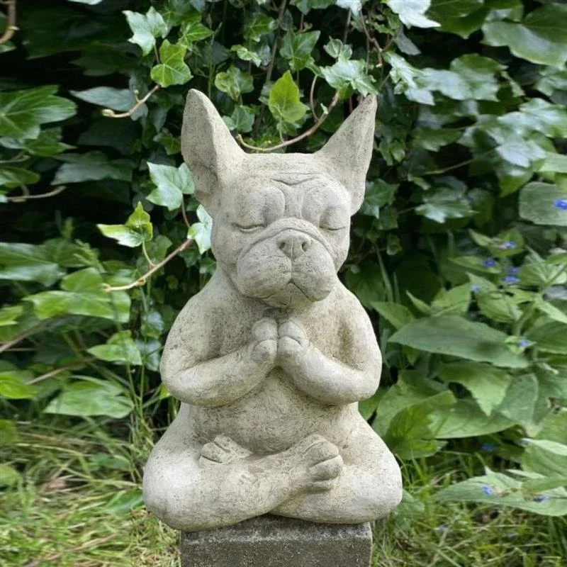 Vista lateral de la figura decorativa de perro yogui