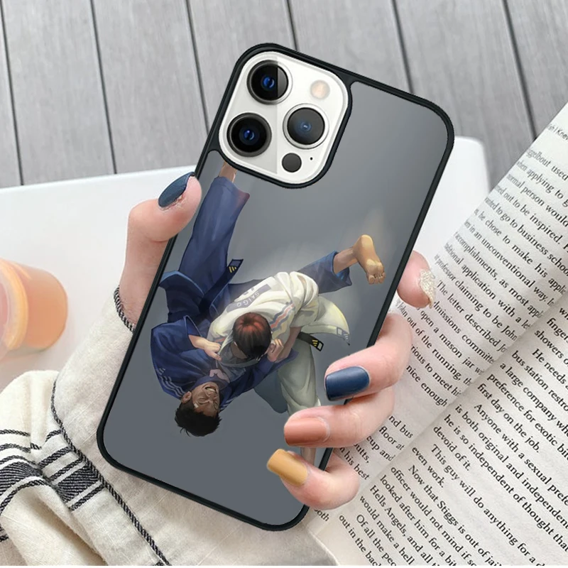 Funda colocada en un iPhone — vista trasera mostrando el ajuste perfecto