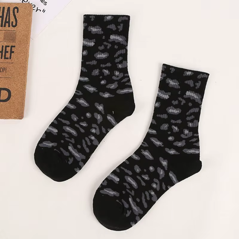 Calcetines de tubo medio con estampado leopardo puesta con zapatillas