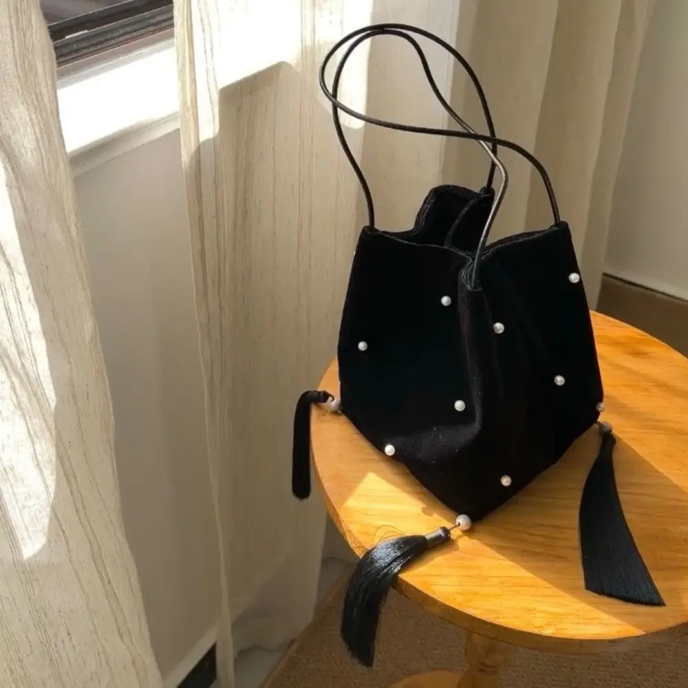 Bolso de pesca de terciopelo con doble correa y borlas de perlas - imagen 2