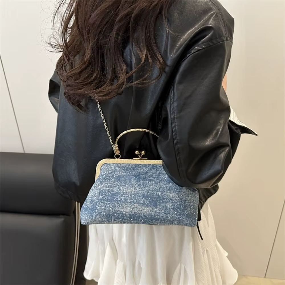 Bolso llevado al hombro con cadena