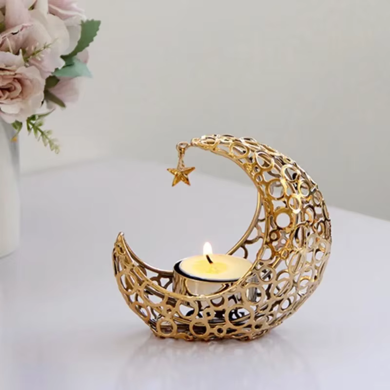 Candelabro lunar en mesa con velas encendidas